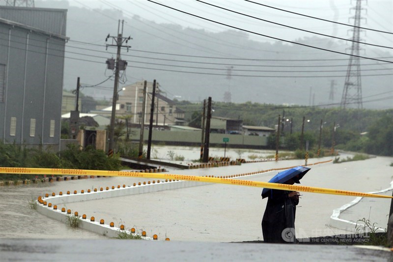 受西南風影響,高雄地區26日雨勢驚人,造成多處積淹水,岡山嘉興里一帶排水不良,河岸道路嚴重積水,民眾涉水難行。中央社記者董俊志攝 109年8月26日