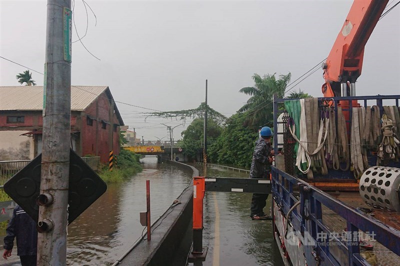 台南市26日出現數波強降雨,造成永康、仁德部分地區的道路積水,鄰近台鐵保安車站、位於保安路二段的潭稅橋下涵洞因積水較深,至下午5時仍未恢復通行,抽水機組已進駐全力協助抽排。中央社記者楊思瑞攝 109年8月26日