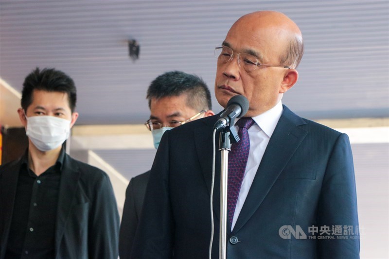 安心旅遊補助經費是否加碼,行政院長蘇貞昌(右)26日出席「108年績優調解人員表揚大會」會前受訪表示,這都是人民血汗錢,應該花在刀口上,會請相關部會、主計總處好好評量。中央社實習記者賴昀岫攝 109年8月26日