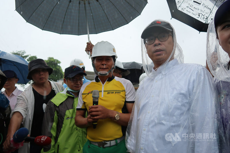 高雄市長陳其邁(右)26日一早到岡山五甲尾區勘查積淹水情形,允諾會向中央爭取補助,更新五甲尾抽水站老舊機組。中央社記者王淑芬攝 109年8月26日