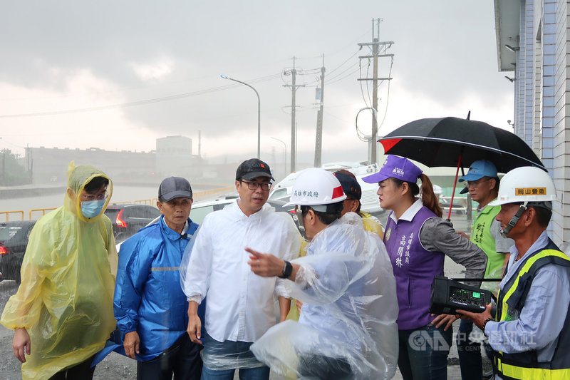 高雄市26日早上強降雨,部分地區時雨量飆破80毫米,市長陳其邁(左3)前往岡山五甲尾區勘查積淹水情形,要求加速防汛工程改善。中央社記者王淑芬攝 109年8月26日