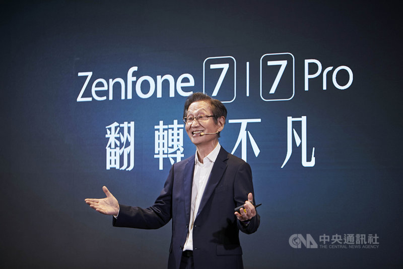電腦品牌廠華碩董事長施崇棠26日發表新一代智慧型手機ZenFone 7、ZenFone 7 Pro,目標在台灣搭載高通8系列高階晶片的Android 5G手機市場做到第1名。(華碩提供)中央社記者吳家豪傳真 109年8月26日