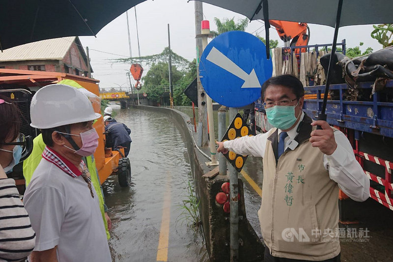 南台灣大雨不斷，台南市仁德區保安路的潭稅橋涵洞26日因嚴重積水封閉，台南市長黃偉哲（右）下午前往視察，要求儘快抽排積水。中央社記者楊思瑞攝  109年8月26日