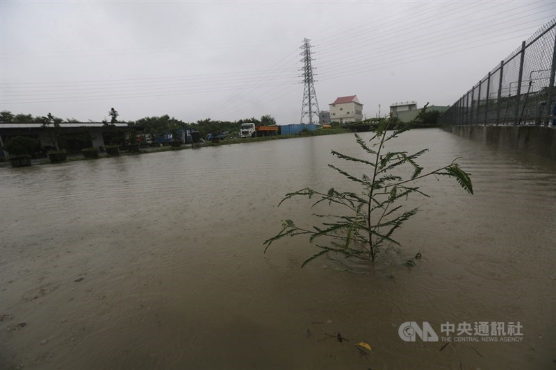 高雄地區26日遭雨彈強襲,多處積淹水,岡山嘉興里一帶排水不良,河岸道路積水嚴重。據中央氣象局觀測資料,高雄岡山單日累計雨量至晚間8時已突破300毫米,氣象局也持續對高雄市發布大豪雨特報。中央社記者董俊志攝 109年8月26日
