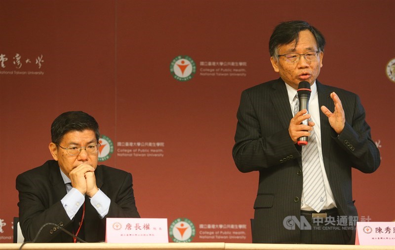彰化血清檢測期中報告記者會臨時停辦引發爭議,台大公衛學院教授詹長權(左)等人發出採訪通知,預計27日上午說明抗體評估結果。(中央社檔案照片)