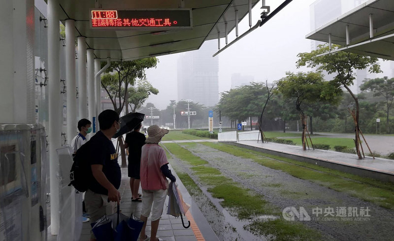 南台灣26日大雨不斷,高雄輕軌部分路段積水影響列車行駛,高雄捷運公司依SOP標準作業程序,在上午10時44分變更運轉模式,包括C1到C8站路段停駛,並啟動乘客接駁作業;C8到C14站採局部運轉。(民眾提供)中央社記者王淑芬傳真 109年8月26日