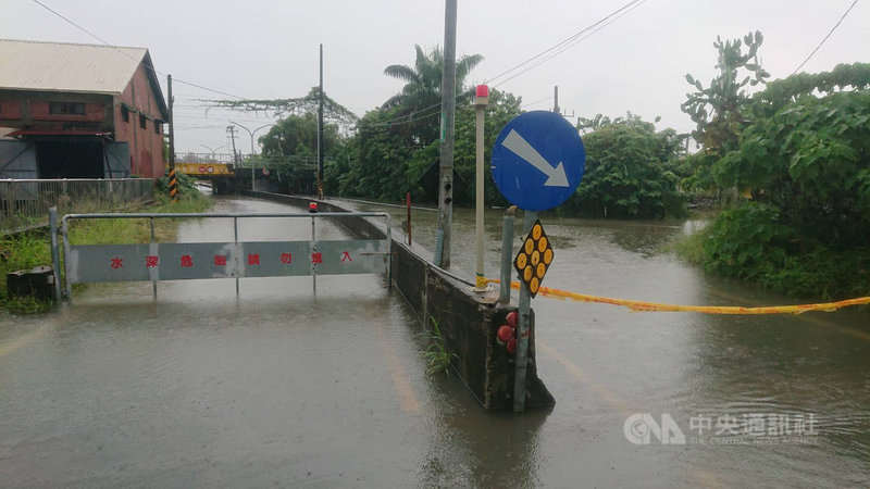 受西南氣流影響,台南26日凌晨起雷雨交加,造成多處淹水,上午多已消退。圖為仁德區保安路淹水,拉起封鎖線警戒。中央社記者楊思瑞攝 109年8月26日