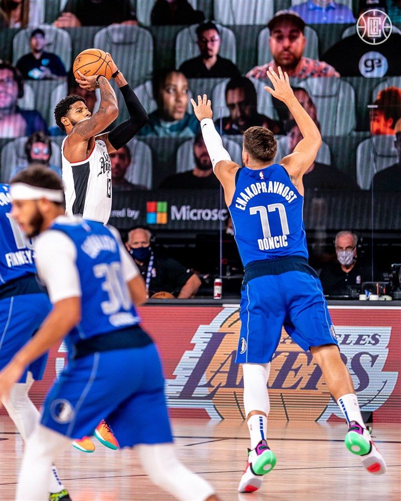 NBA美國職籃洛杉磯快艇26日靠著雙核喬治（後左）與雷納德合力轟下67分，終場154比111輕取達拉斯獨行俠。（圖取自facebook.com/LAClippers）