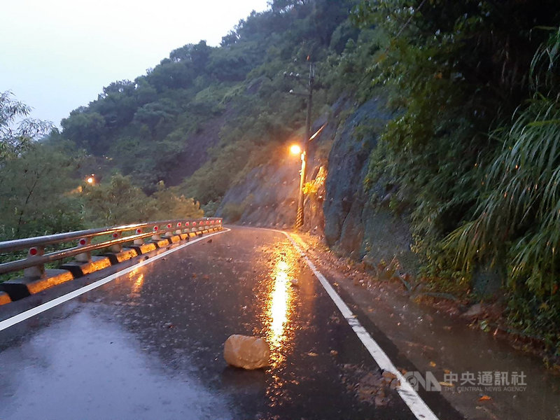 高雄氣象站資料顯示,高雄山區27日清晨降雨和緩,不過山區仍有零星落石,公路總局甲仙工務段提醒用路人上山要留意落石。(甲仙工務段提供)中央社記者王淑芬傳真 109年8月27日