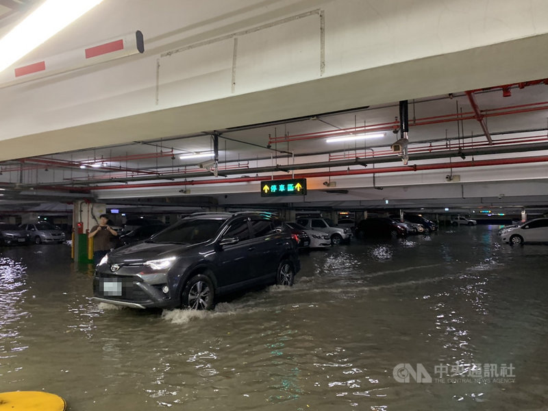宜蘭地區27日下午下起大雨,宜蘭大學收費停車場灌入大量雨水,不少民眾擔心愛車受損,冒雨前來將車駛離。(宜蘭警分局提供)中央社記者王朝鈺傳真 109年8月27日
