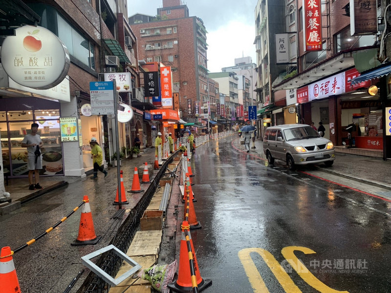 新北市淡水老街27日下午因瞬間雨量過大,宣洩不及一度積水,但不久即消退。淡水區長巫宗仁表示,老街排水容量不足,既有側溝過小、管徑太小,目前正在進行排水斷面加大改善工程,預計8月底可完工。(民眾提供)中央社記者黃旭昇新北市傳真 109年8月27日