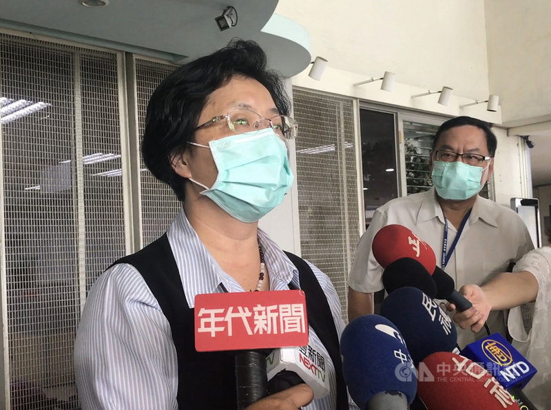 彰化縣長王惠美(左)27日下午出面針對血清抗體研究結果發表回應,王惠美說,她尊重專業,也請大家回歸專業,從台大公衛學院上午所做報告可證明,彰化縣很安全,歡迎大家來彰化玩。中央社記者吳哲豪彰化攝 109年8月27日