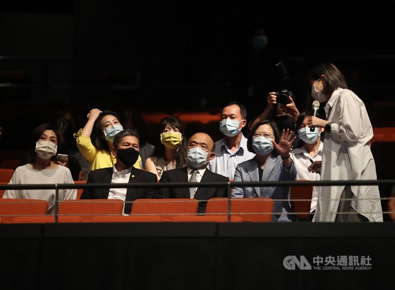 台北流行音樂中心27日下午舉行開幕儀式,總統蔡英文(前右2起)、行政院長蘇貞昌、文化部長李永得與北流董事長黃韻玲在工作人員引導解說下,參觀體驗北流設施。中央社記者張新偉攝 109年8月27日