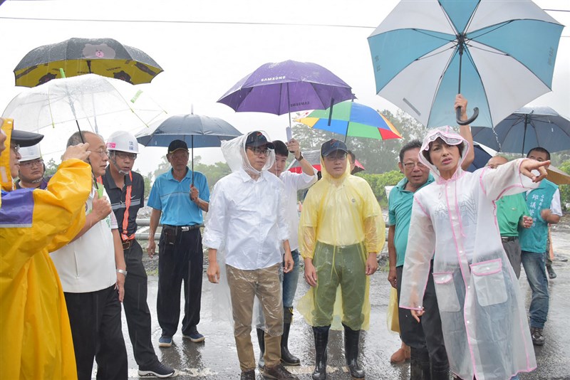 高雄市長陳其邁(前右3)27日上午由立委邱議瑩(前右)陪同前往六龜區勘察,並聽取土石流潛勢溪流整治工程進度,要求趕進度解決水患。(立委邱議瑩辦公室提供)中央社記者王淑芬傳真 109年8月27日