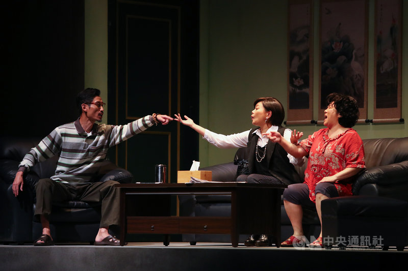 綠光劇團「人間條件6─未來的主人翁」28日將首演,27日在台北國家戲劇院彩排,演員陳竹昇(左)、林美秀(右)精彩對戲,「笑」果十足。中央社記者王騰毅攝 109年8月27日