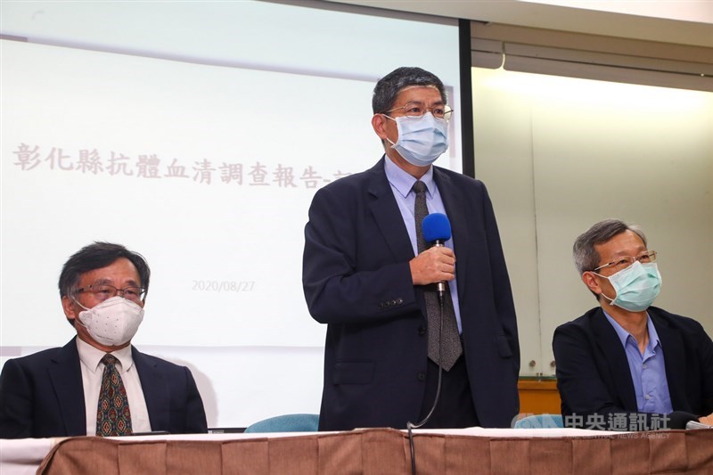 彰化縣衛生局和台大公衛學院合作,進行萬人武漢肺炎血清抗體研究,遭檢舉違法且有違研究倫理。圖為台大公衛學院教授陳秀熙(左起)、詹長權及彰化縣衛生局長葉彥伯。中央社記者王騰毅攝 109年8月27日
