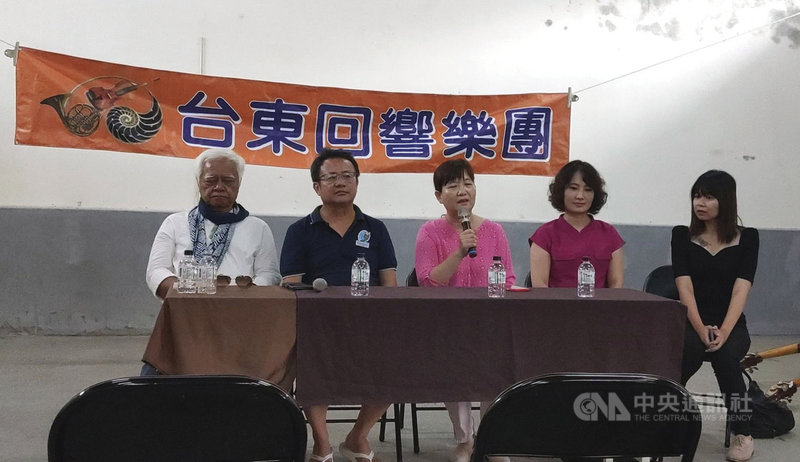台東在地樂團「回響樂團」31日將北上台北國家音樂廳演出，「台灣民歌之父」胡德夫（左）、日本女中音佐佐木菜穗子（右2）將攜手共演。中央社記者盧太城台東攝　109年8月27日