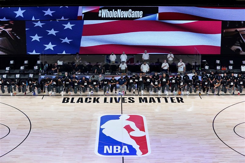 ESPN薪資專家馬克斯表示,若球隊未出現在球場導致比賽被沒收,NBA聯盟最高可開罰約新台幣1.5億元。圖為NBA7月31日開打,猶他爵士和新奧爾良鵜鶘隊員一同單膝跪地。(圖取自facebook.com/nba)