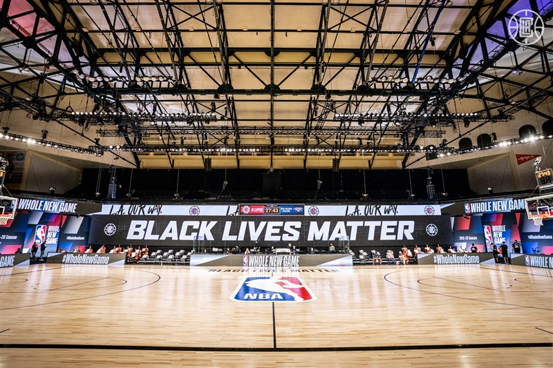 為抗議非裔男子布雷克遭警槍擊癱瘓而罷賽的第3天,NBA聯盟和球員工會宣布,29日起恢復季後賽比賽。圖為洛杉磯快艇隊球場放著「黑人的命也是命」標語。(圖取自facebook.com/pg/LAClippers)