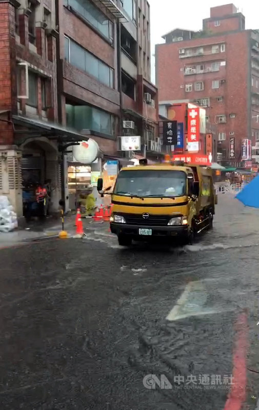 新北市淡水區27日下午因瞬間雨量過大,區域排水難以消化,知名景點淡水老街部分路段一度積水,車輛駛過牽動水面,彷彿陣陣浪花。(淡水區公所提供)中央社記者黃旭昇新北市傳真 109年8月27日