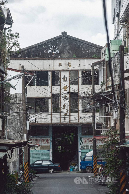 屏東電影院全盛期在1970年代,這些電影院逐漸被時代潮流吞沒,原建築多數改建,少數舊電影院如內埔鄉龍泉村的自來大戲院,是還留存著戲院名字的原建築。(屏東縣政府提供)中央社記者郭芷瑄傳真 109年8月27日