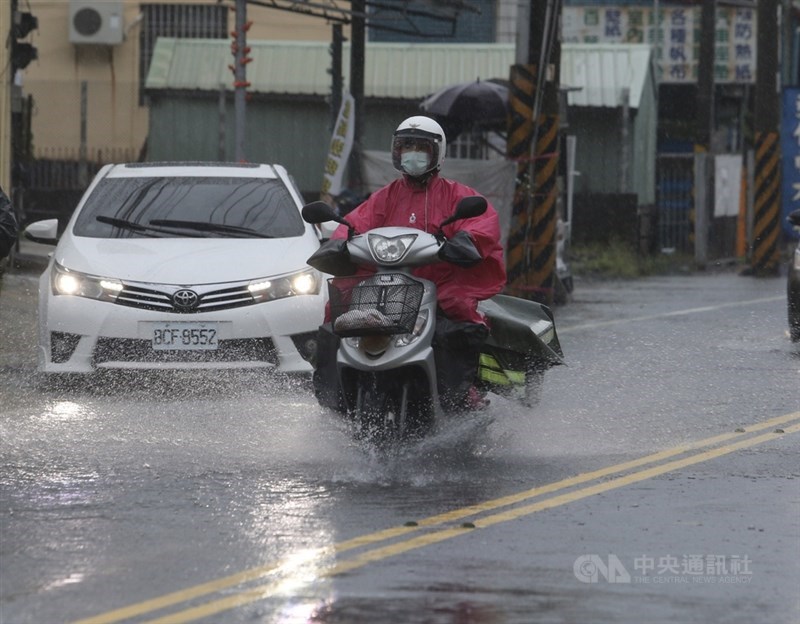受到西南風影響,南台灣遭雨彈強襲,高雄地區26日強降雨導致多處傳出積淹水災情。圖為民眾騎車行經積水路段,呼嘯而過同時也濺起大量水花。中央社記者董俊志攝 109年8月26日