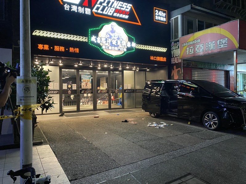 知名網紅「館長」陳之漢28日凌晨2時23分在「成吉思汗」健身館林口館門口遭人槍擊受傷送醫。(翻攝照片)中央社記者王鴻國傳真 109年8月28日