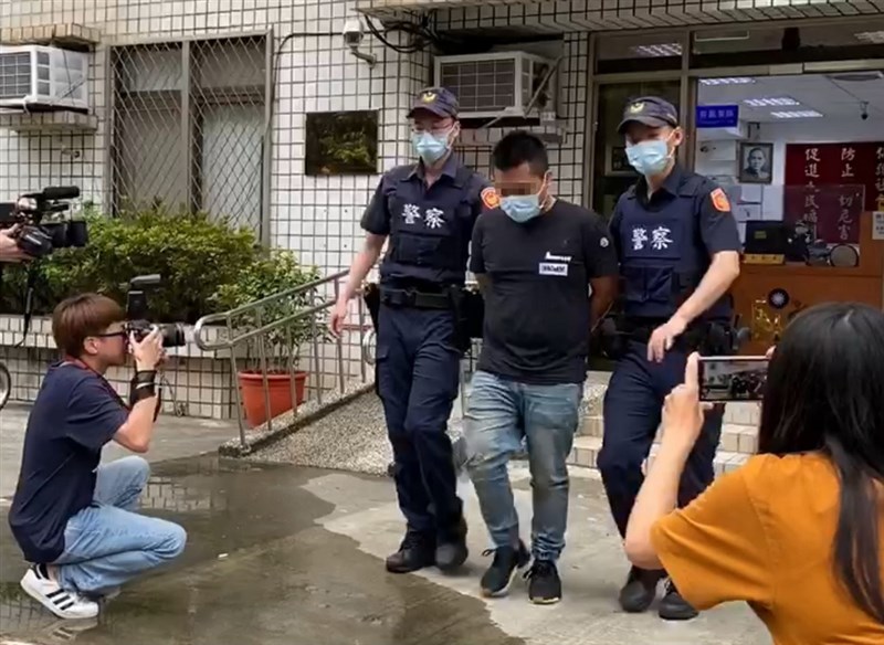 網紅「館長」陳之漢遭槍擊,新北市林口警分局28日表示,一名劉姓嫌疑人(中)已自行投案,疑因騷擾糾紛引發不滿而開槍。(翻攝畫面)中央社記者黃旭昇新北傳真 109年8月28日