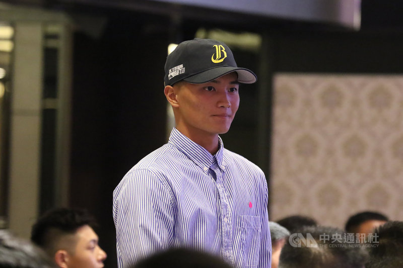 中華職棒中信兄弟隊與今年季中選秀最後一輪選入的新秀劉貴元談約,本來不會有簽約金,但雙方達成共識,新台幣20萬元簽約金將捐給中華民國徐生明棒球發展協會。(中信兄弟提供)中央社記者楊啟芳傳真 109年8月28日