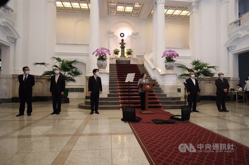 總統蔡英文(中)28日下午在總統府敞廳召開記者會,針對國際經貿情勢發表談話,副總統賴清德(左3)、行政院長蘇貞昌(右2)、國安會秘書長顧立雄(左)、總統府秘書長李大維(左2)、民進黨立法院黨團總召集人柯建銘(右)等人出席與會。中央社記者裴禛攝 109年8月28日