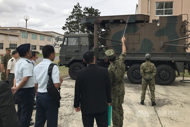 菲律賓將耗資1億350萬美元向日本採購空中監視雷達系統。圖為菲國空軍工作小組2018年7月在東京的日本自衛隊駐地對空監視雷達系統採購案考察。(菲國國防部提供)中央社記者陳妍君馬尼拉傳真 109年8月28日