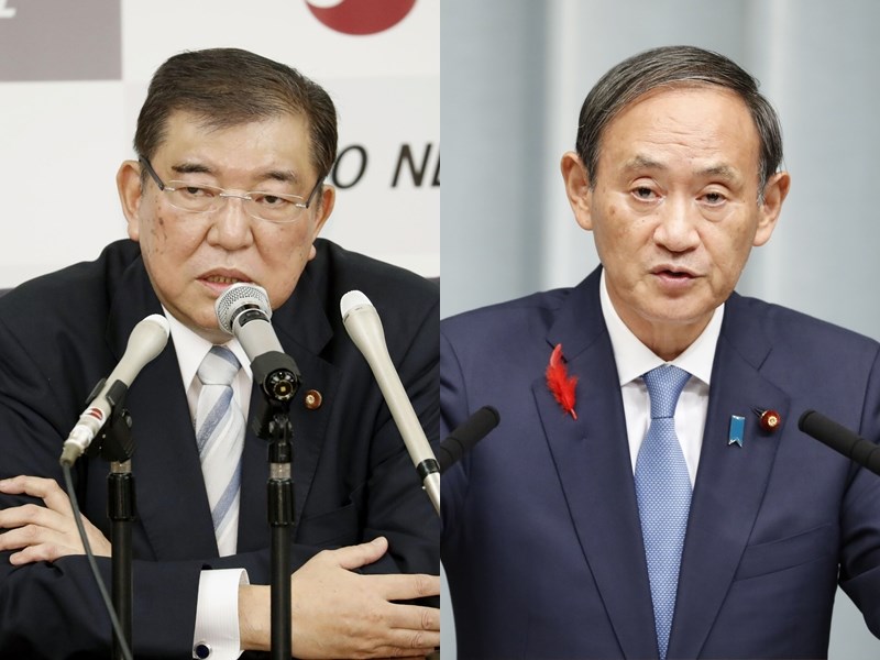 日本首相安倍晉三打算在28日傍晚的記者會上宣布辭職。日媒民調顯示,接班人選呼聲最高的是自民黨前幹事長石破茂(左),但由內閣官房長官菅義偉(右)接班的可能性也增加。(共同社)