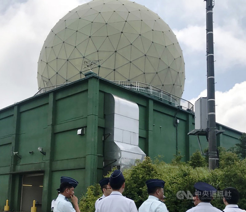 南海緊張升溫之際,菲律賓將向日本採購空中監視雷達系統。圖為菲國空軍工作小組2018年7月在東京的日本自衛隊駐地考察空中監視雷達系統。(菲國國防部提供)中央社記者陳妍君馬尼拉傳真 109年8月28日