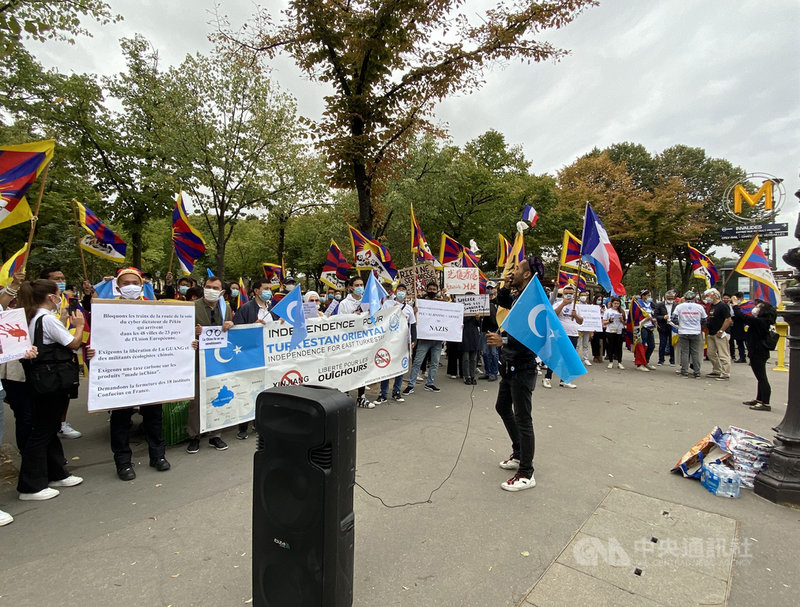 中國外長王毅28日抵達法國，為歐洲之行的第4站。法國維吾爾協會以及自由西藏學生協會上午集結外交部旁，呼籲法國政府明確表達立場，向中國施壓，停止迫害人權。中央社記者曾婷瑄巴黎攝　109年8月29日