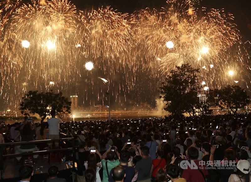 2020大稻埕情人節活動29日在台北舉行,重頭戲「愛你愛你」煙火秀在晚間8時20分正式啟動,璀璨煙花點亮夜空,也讓在場民眾紛紛高舉手機、相機記錄這美麗時刻。中央社記者張皓安攝 109年8月29日