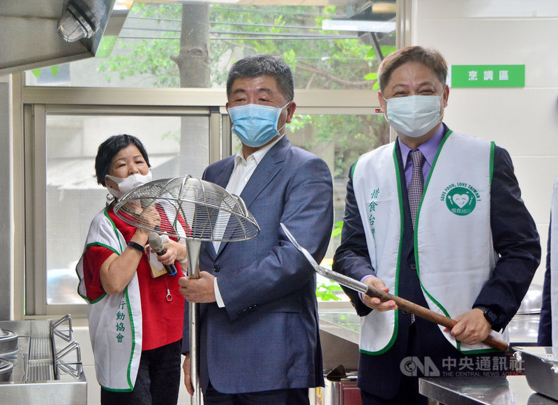 衛福部長陳時中(中)29日受訪表示,政府將放寬美豬、美牛進口,以風險管理來看,是沒有食安風險的;30日會把相關辦法擬出來預告,並找適當場所示範包裝標示。中央社記者黃旭昇新北市攝 109年8月29日