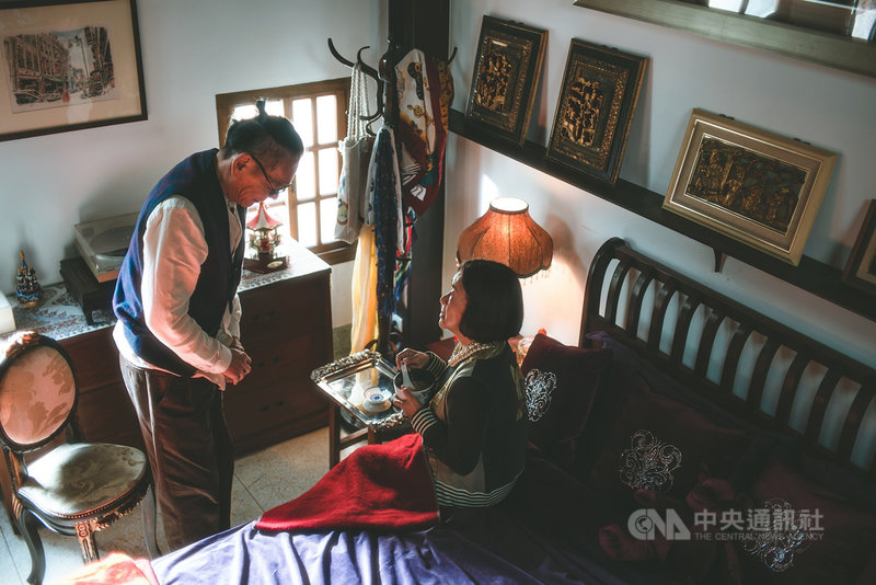 演員龍劭華(左)在台語劇「老姑婆的古董老菜單」中飾演深情男僕廖阿水,年輕時被由演員吳秀珠(右)飾演的林家大小姐林淑美所救,他在劇中傾心善良的大小姐,卻因身分到老都不敢表白,只能默默陪伴。(華視提供)中央社記者葉冠吟傳真 109年8月29日