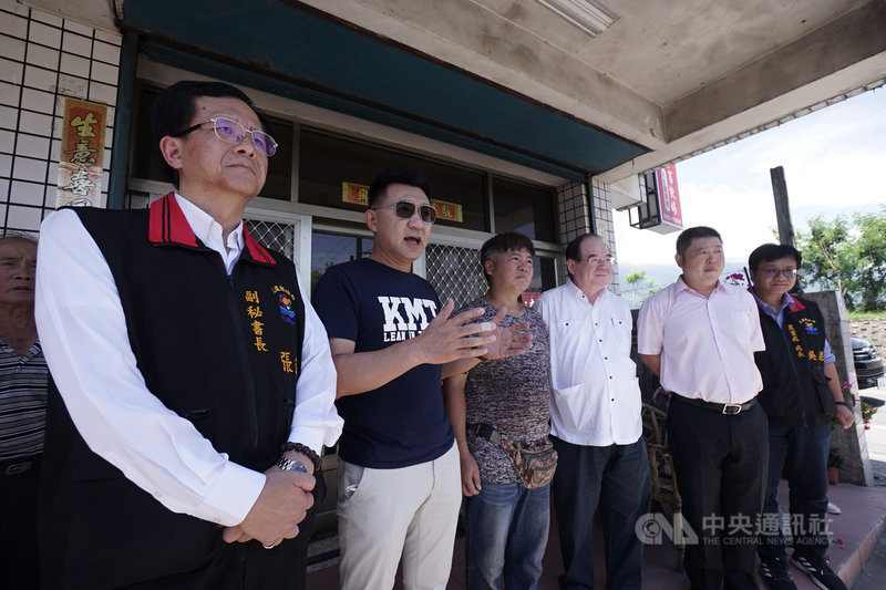 國民黨主席江啟臣(左2)29日率領國民黨秘書長李乾龍(右3)等人到花蓮視察養豬業狀況,由國民黨花蓮縣黨部主委張峻(右2)、花蓮縣政府副秘書長張逸華(左1)、花蓮縣養豬協會理事長陳志忠(左3)陪同。中央社記者張祈攝 109年8月29日