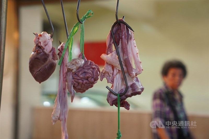 台北市副市長黃珊珊29日說,北市食安自治條例規定不允許賣瘦肉精豬肉,若販售地在北市,應以地方法規為主。(中央社檔案照片)