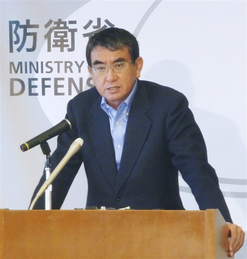 日本防衛大臣河野太郎29日表示,他與美國國防部長艾斯培立場一致,即日、美反對片面改變南海和東海重大航道的現狀。圖為28日出訪關島前的河野太郎。(共同社)
