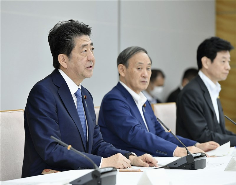 日本憲政史上執政最久的首相安倍晉三(左)因舊疾潰瘍性大腸炎復發28日請辭,內閣官房長官菅義偉(中)是自民黨新任總裁可能人選。圖為安倍晉三、菅義偉28日出席疫情記者會。(共同社)