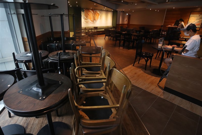 韓國第2.5階段社交距離規範將自30日生效,餐廳與麵包店可營業到晚上9時,晚上9時到隔天凌晨5時只能外帶或外送。圖為首爾一間咖啡店部分桌椅已堆置於店內角落。(韓聯社)
