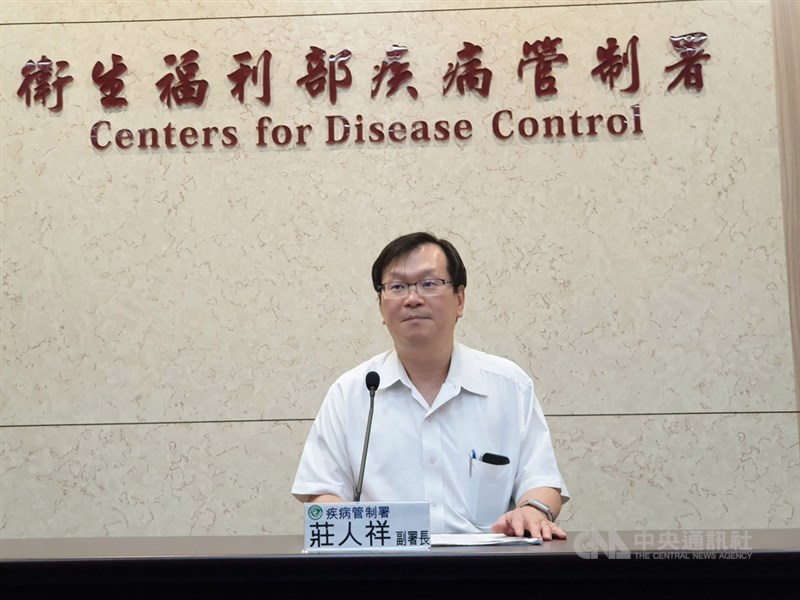衛生福利部疾病管制署副署長莊人祥30日在記者會表示,台灣新增1例本土登革熱病例,為居住於桃園市桃園區中泰里50多歲男性,初步推測感染地為桃園市桃園區,可能與長安里群聚事件有關,也不排除社區中可能存在不顯性感染者。中央社記者陳偉婷攝 109年8月30日