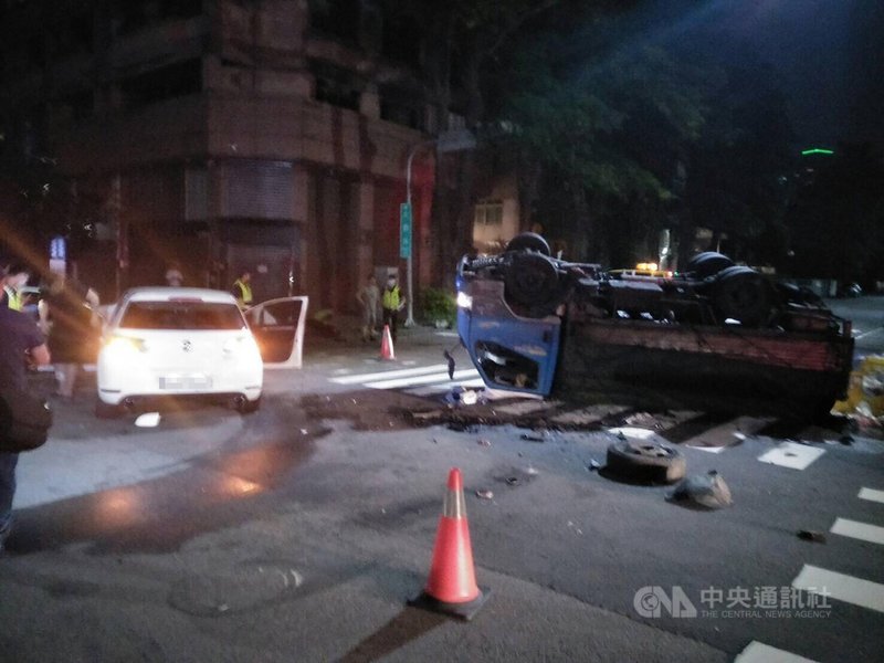 台中市大觀路、大墩十一街口30日凌晨發生貨車與小客車碰撞,貨車上肉品散落一地,小客車的車頭嚴重毀損,2人無酒精反應,警方初步調查,2人未依規定禮讓肇禍。(民眾提供)中央社記者趙麗妍傳真 109年8月30日