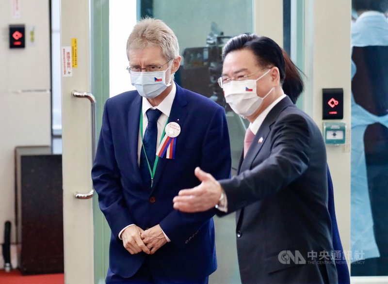 捷克參議院議長維特齊（Miloš Vystrčil）（左）率團訪台，班機在30日上午近11時抵達桃園國際機場，外交部長吳釗燮（右）到場迎接。中央社實習記者曾守一攝 109年8月30日