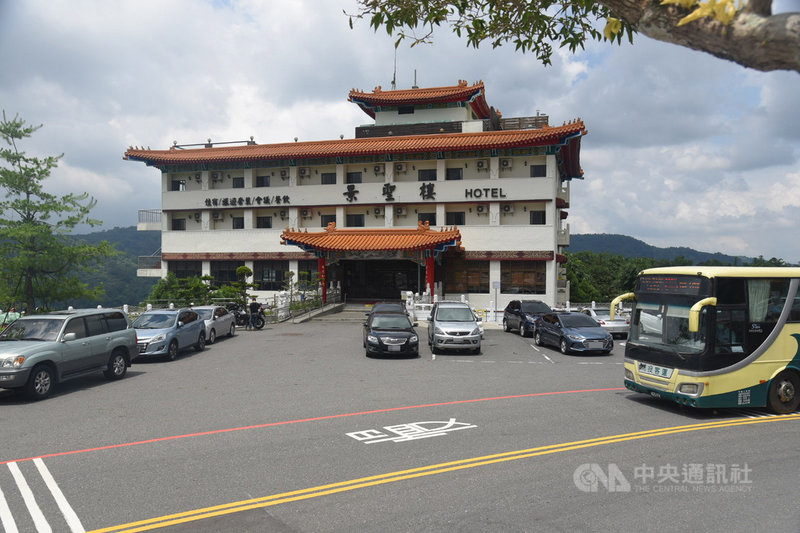 由日月潭文武廟經營的景聖樓大飯店(圖)歇業後,承億文旅集團看準日月潭優美風景及文武廟歷史特色,逆勢進軍插旗,雙方30日簽約。中央社記者蕭博陽南投縣攝 109年8月30日