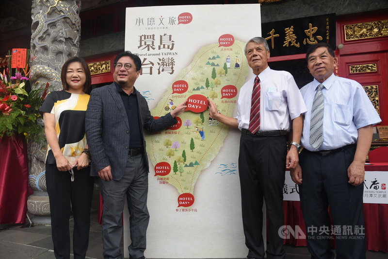 由日月潭文武廟經營的景聖樓大飯店歇業後,承億文旅集團看準日月潭優美景色,逆勢進軍插旗,承億文旅董事長戴俊郎(左2)、文武廟董事長張德林(右2)代表雙方30日簽約,南投縣副縣長陳正昇(右)、國民黨立委馬文君(左)等人出席見證。中央社記者蕭博陽南投縣攝 109年8月30日
