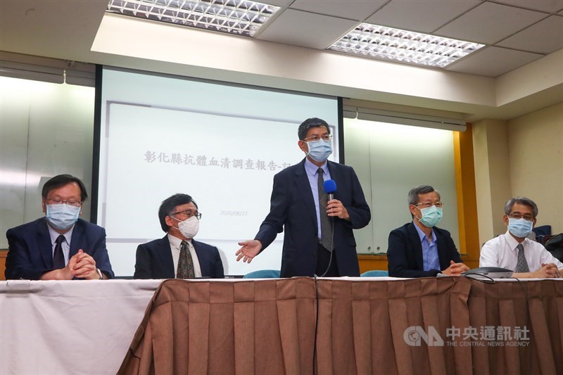 彰化縣衛生局和台大公衛學院合作進行COVID-19(2019冠狀病毒疾病,俗稱武漢肺炎)病毒血清抗體檢測,27日上午舉行說明會,中央流行疫情指揮中心發言人莊人祥(左起)、台大公衛學院教授陳秀熙、詹長權及彰化縣衛生局長葉彥伯、台大公衛學院院長鄭守夏出席。中央社記者王騰毅攝 109年8月27日