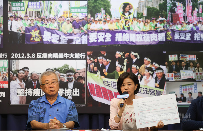 國民黨文傳會主委王育敏(右)、前農委會主委陳保基(左)等人30日出席「雙標民進黨、獨裁蔡英文,政治良知蕩然無存」記者會表示,總統蔡英文片面宣布開放瘦肉精美豬,犧牲人民健康,不僅專制獨裁還喪權辱國,要求蔡總統向人民道歉。中央社記者謝佳璋攝 109年8月30日