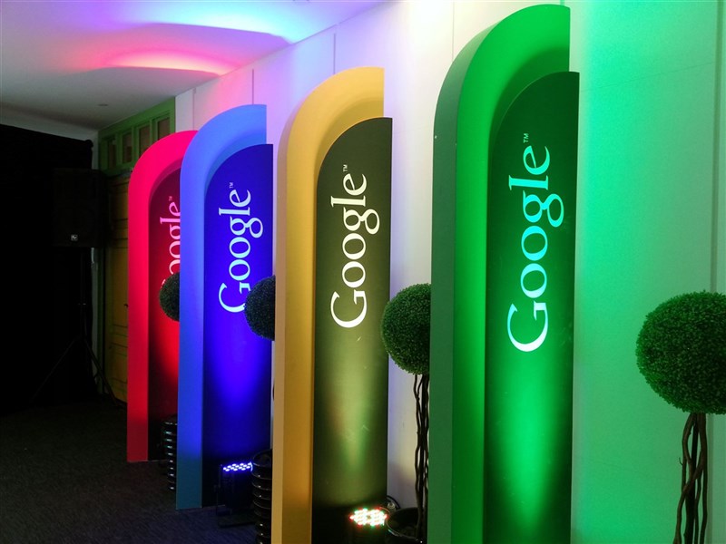 外媒報導,連結美國與香港的電纜計畫提案已在27日撤銷,Google和臉書很快就遞交一項連結至台灣與菲律賓的修正提案。圖為Google新加坡辦公室一角。(中央社檔案照片)